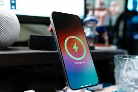 天峻苹果15换屏服务分享用什么充电器给iPhone15充电更好 